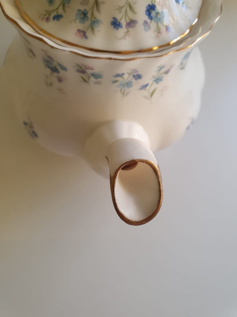 Bone-China Teapot — photograph 2