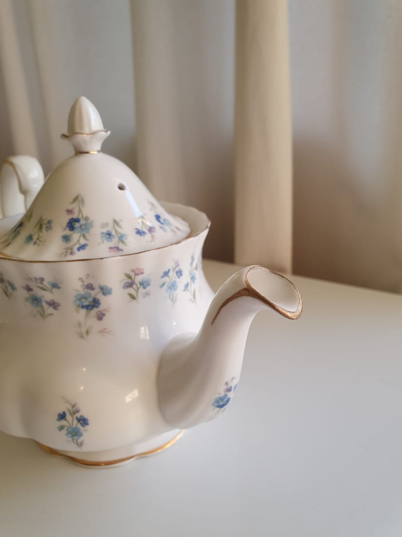 Bone-China Teapot — photograph 3